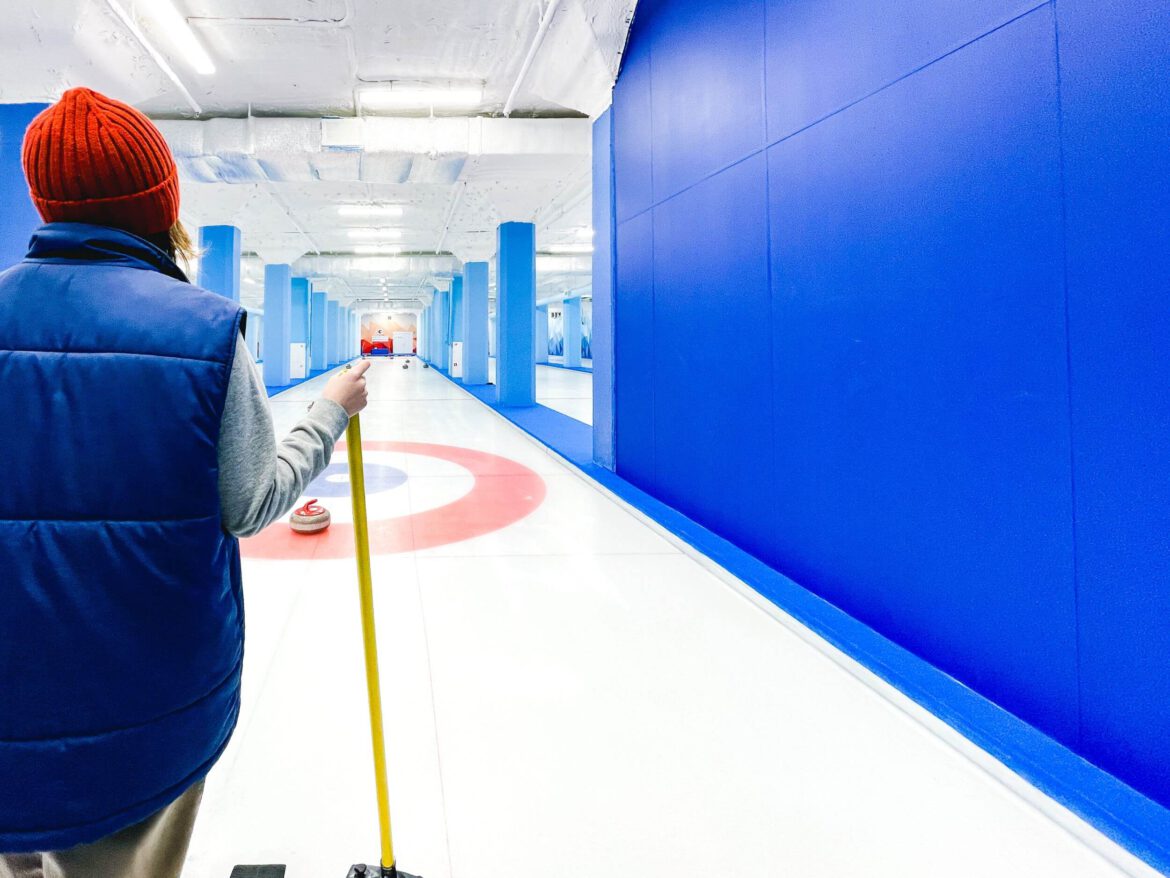 Kobieta uprawiająca curling.