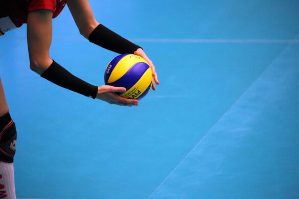 zawodniczka przygotowująca się do serwisu piłką z napisem fivb
